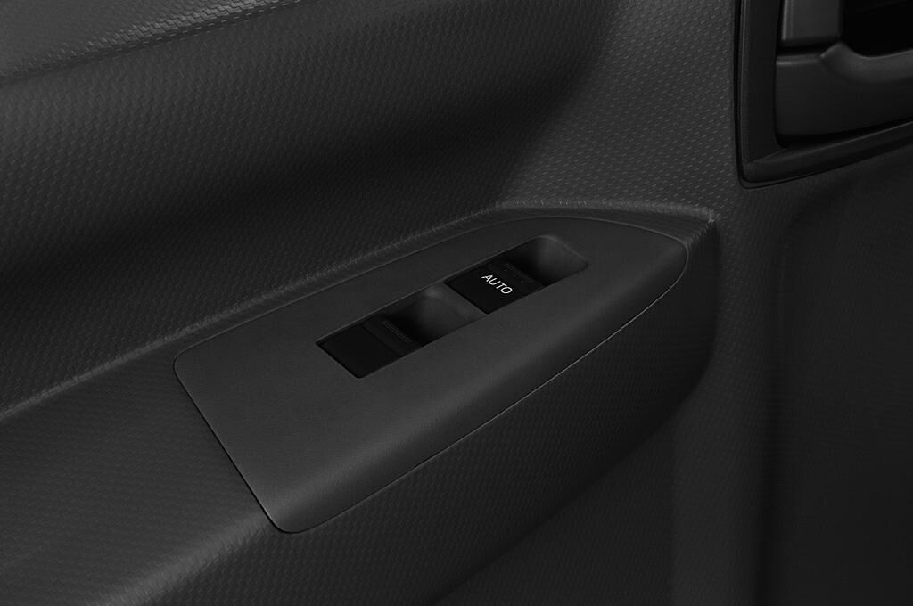 Isuzu N-Serie (Baujahr 2019) - 2 Türen Bedienungselemente Tür
