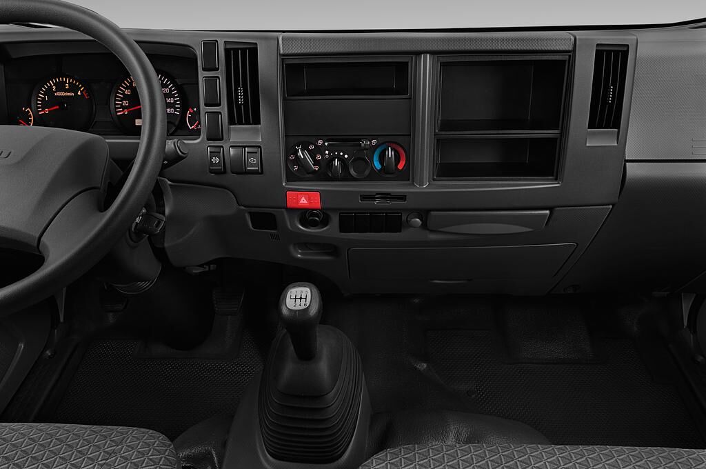 Isuzu N-Serie (Baujahr 2019) - 2 Türen Mittelkonsole