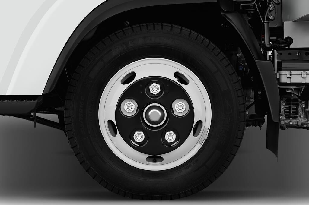 Isuzu N-Serie (Baujahr 2019) - 2 Türen Reifen und Felge