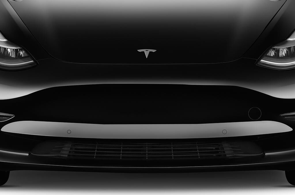 Tesla Model 3 (Baujahr 2019) Performance 4 Türen Kühlergrill und Scheinwerfer