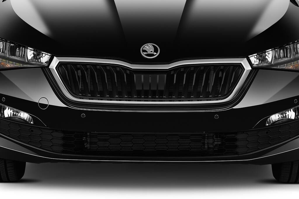 Skoda Scala (Baujahr 2019) Ambition 5 Türen Kühlergrill und Scheinwerfer