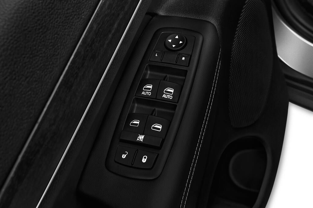 Jeep Grand Cherokee (Baujahr 2019) Limited 5 Türen Bedienungselemente Tür