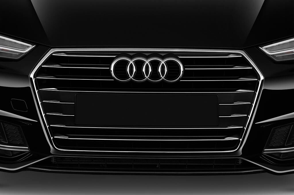 Audi A4 Avant (Baujahr 2019) Design 5 Türen Kühlergrill und Scheinwerfer
