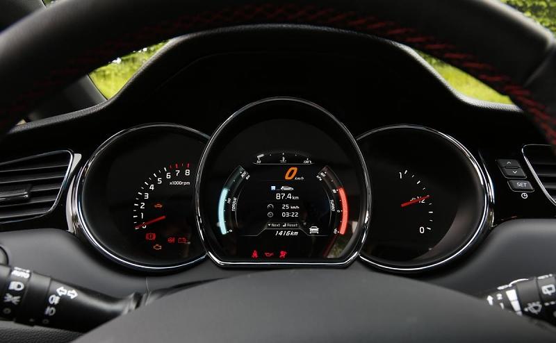 Das Zentralinstrument des Kia pro_cee\\\'d GT zeigt mal digital an ...