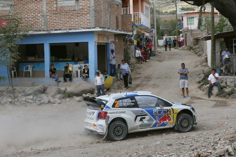 VW-Fahrer Jari-Matti Latvala und sein Co-Pilot Miikka Anttila hatten keine Chance gegen ihre Teamkollegen.