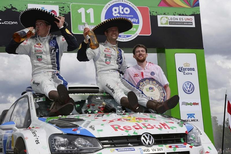 Sebastien Ogier und sein Co-Pilot Julien Ingrassia lassen sich feiern.