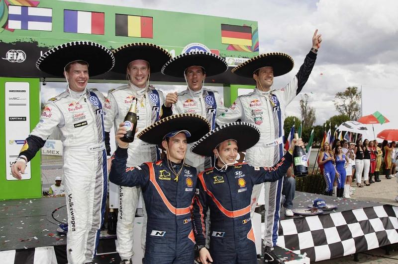 Das Siegertreppchen der Rallye Mexiko von links nach rechts: Miikka Anttila, Jari-Matti Latvala, Julien Ingrassia, Sebastien Ogier, Thierry Neuville und Nicolas Gilsoul.