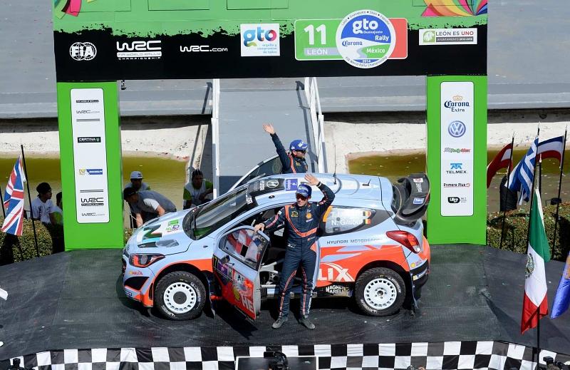 Thierry Neuville und sein Co-Pilot Nicolas Gilsoul waren überglücklich über den ersten Podiumsplatz.