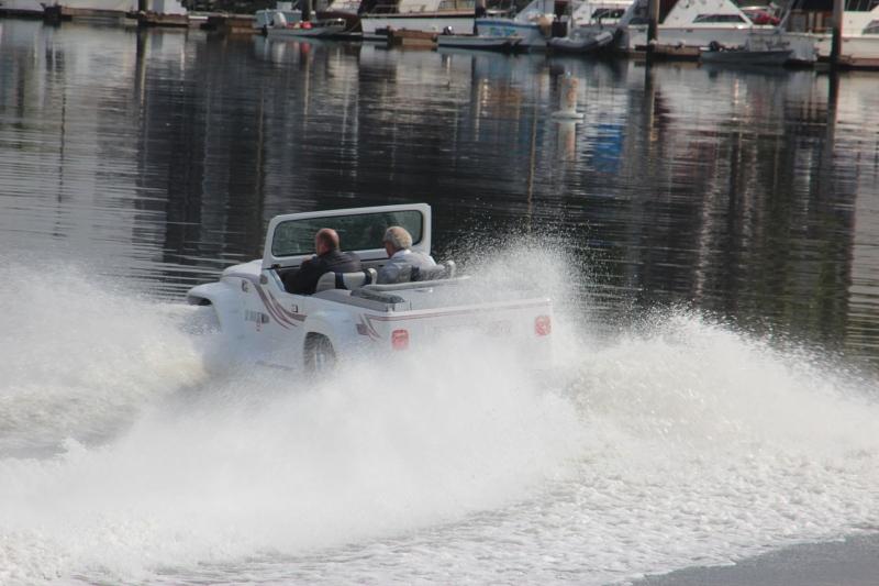 Der Panther Watercar feuert mit Karacho um die Ecken