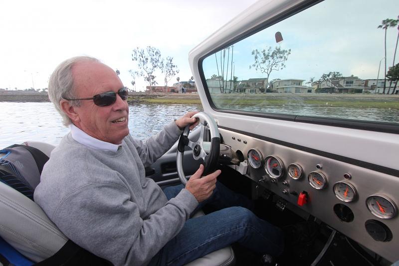 Ferd Selby in einem Panther Watercar