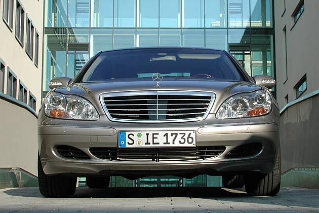 Darf nicht fehlen: Der Stern ziert seit vielen Jahrzehnten die großen Mercedes-Limousinen