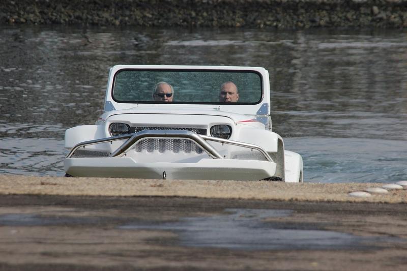Um sicher an den Strand zu kommen, muss das Auto im rechten Winkel angestellt werden
