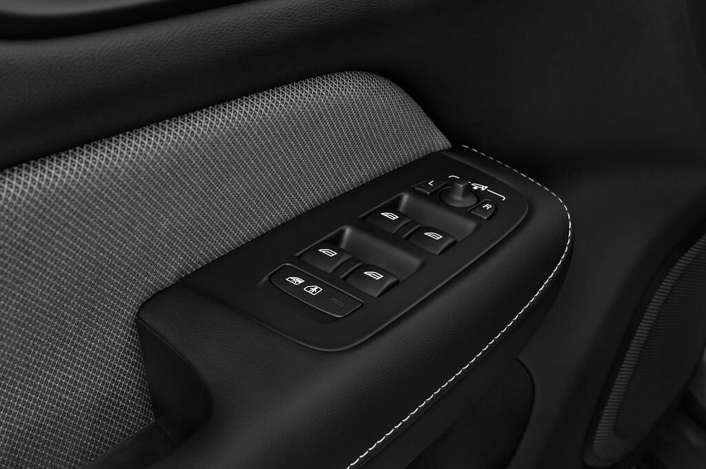 Volvo S60 (Baujahr 2019) R-Design 4 Türen Bedienungselemente Tür