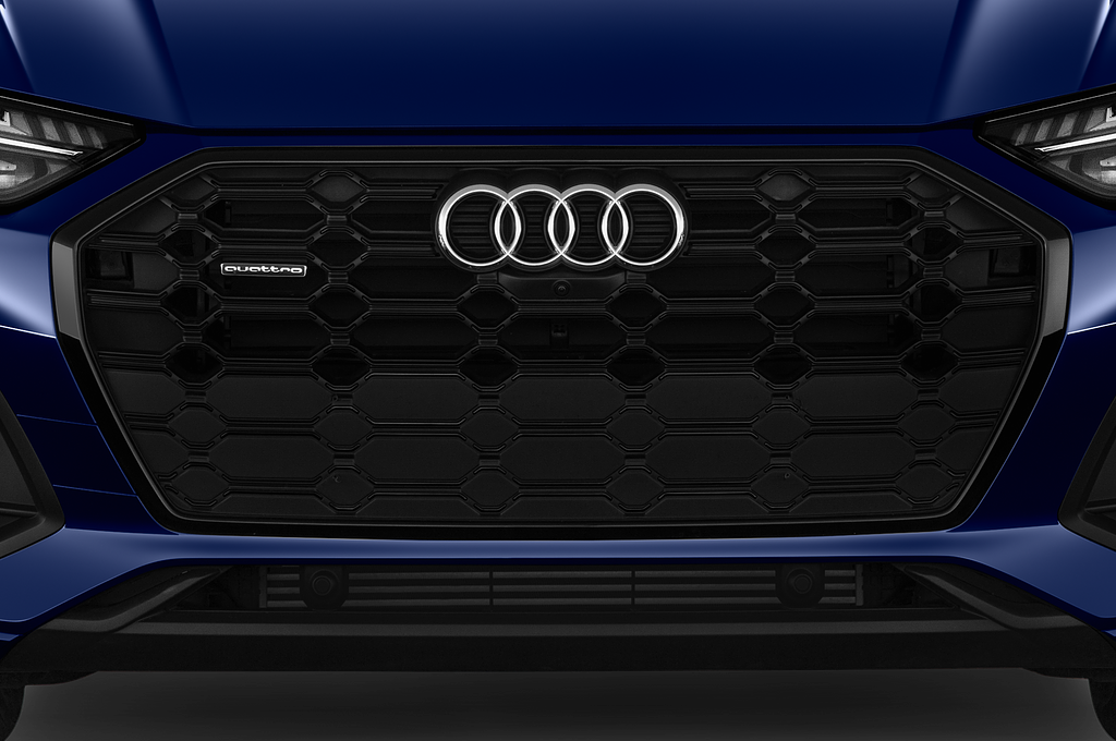 Audi Q5 (Baujahr 2021) S line 5 Türen Kühlergrill und Scheinwerfer