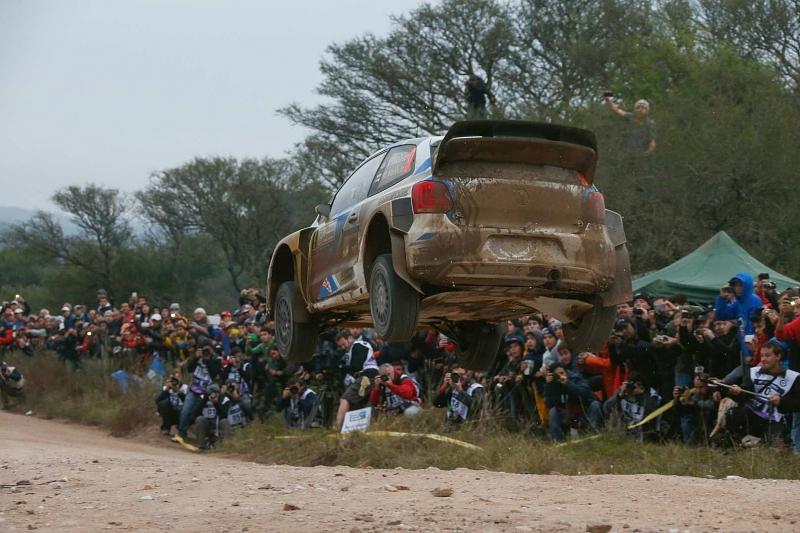 Andreas Mikkelsen fliegt in seinem völlig vermatschten VW durch die Luft.
