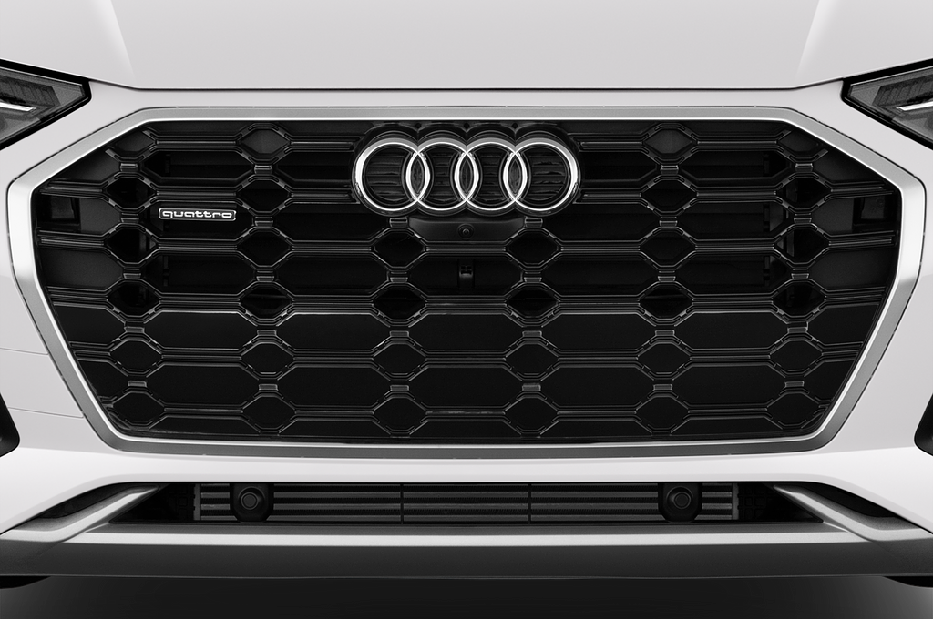 Audi Q5 (Baujahr 2022) S line 5 Türen Kühlergrill und Scheinwerfer