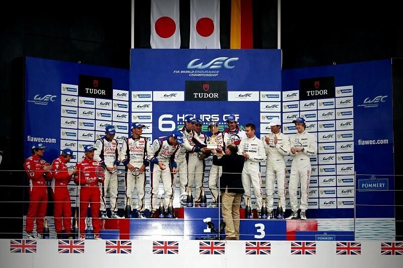 Nach nicht ganz sechs Stunden von Silverstone auf dem Podium: die beiden Toyota-Teams und die Drei von Porsche