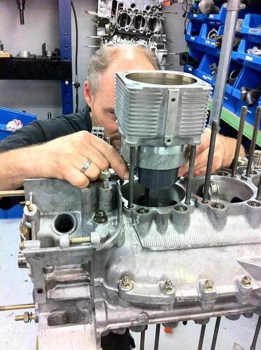 Ralf Skatulla modifiziert einen Motor