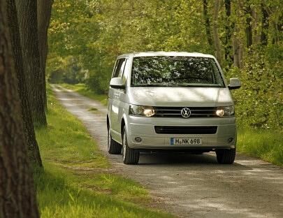 Der Multivan in ländlicher Umgebung. Da bekommt man doch Lust auf eine Fahrt ins Blaue.