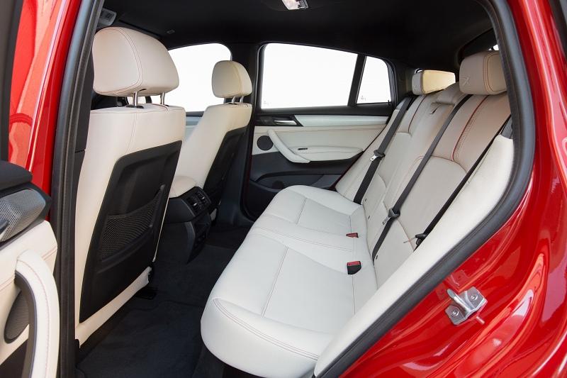 Im BMW X4 xDrive35i finden bis zu fünf Personen Platz.