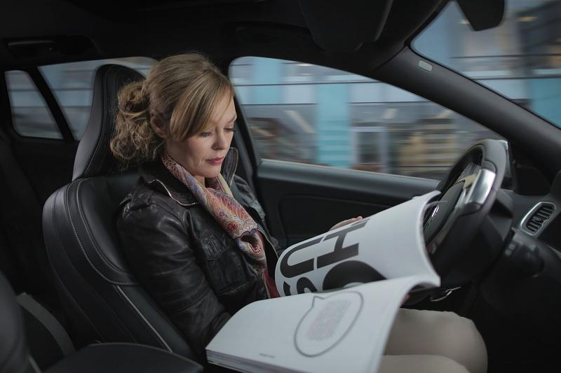 Während einer autonomen Autofahrt kann die Zeit besser genutzt werden.