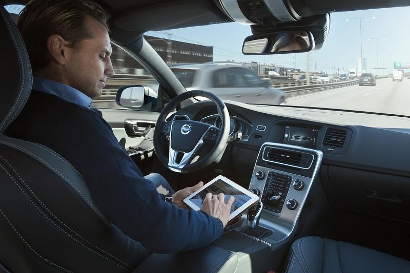 Dann bremst, lenkt und beschleunigt das Auto von selbst.