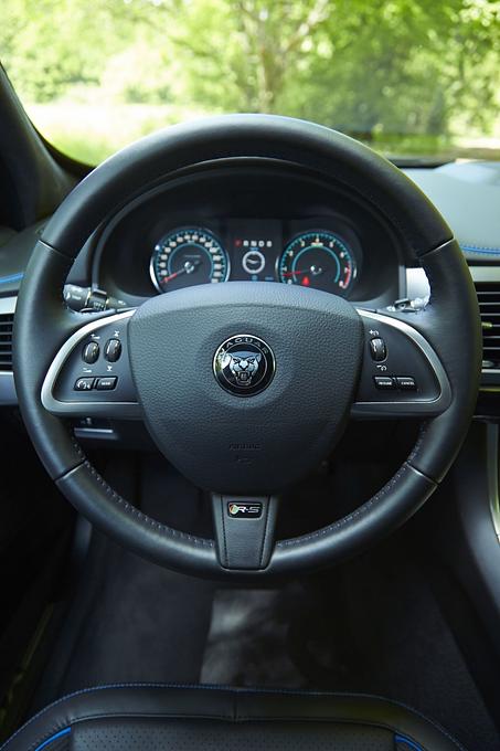 Das Cockpit entspricht dem des Jaguar XF