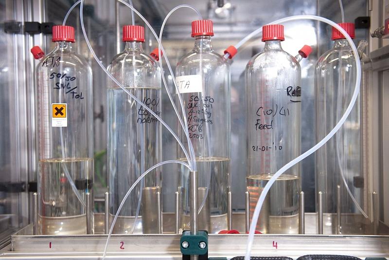 in flüssige Kohlenwasserstoffe umgewandelt wird.