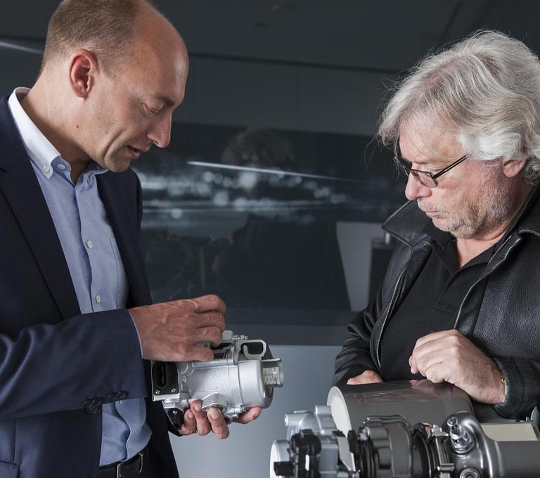 Audi RS5 eTurbo TDI concept: Stefan Knirsch von Audi (links) erklärt die Funktion des elektrischen Verdichters