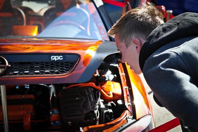Opeltreffen Oschersleben 2014. Fachkundiger Blick in den Motorraum