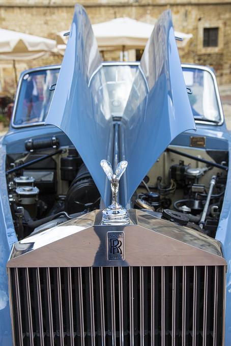 Unter der zweigeteilten Motorhaube arbeitet der letzte Sechszylinder von Rolls-Royce.