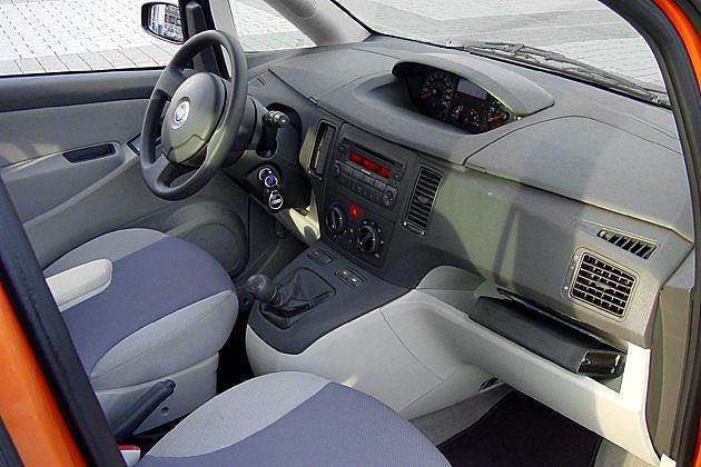 Cockpit: Der Schalthebel ist als Joystick ausgeführt (Bild: Ausstattung Dynamic)