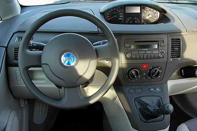 Cockpit: Die Instrumente befinden sich in der MItte des Armaturenbretts