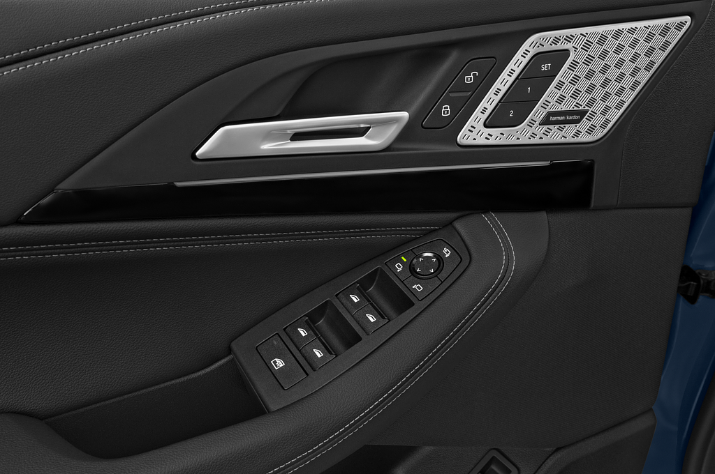 BMW 2 Series Active Tourer (Baujahr 2022) Luxury Line 5 Türen Bedienungselemente Tür
