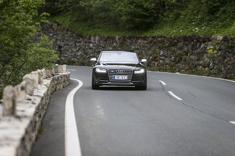 Der ABT Audi S8 schlägt sich auch auf Passstraßen gut