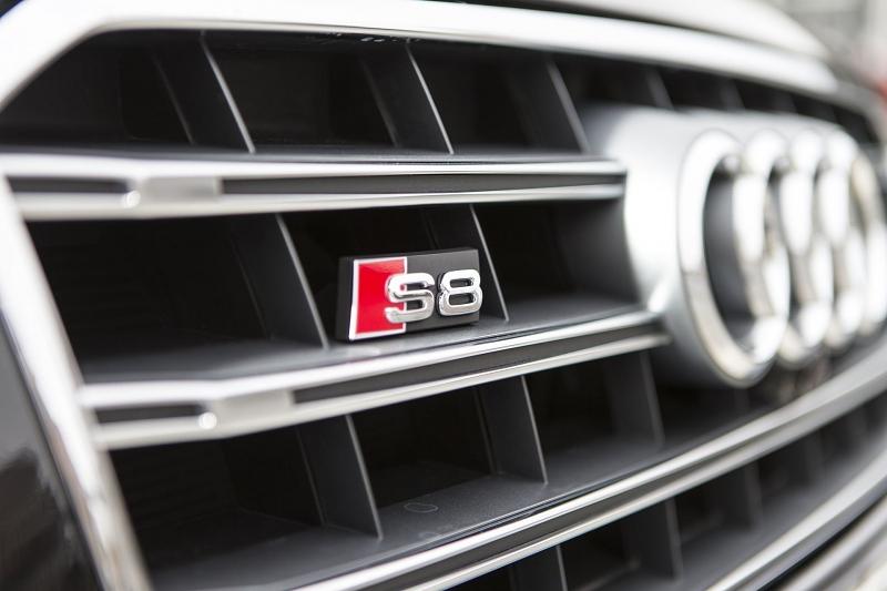 Im Kühlergrill prangt das S8-Logo