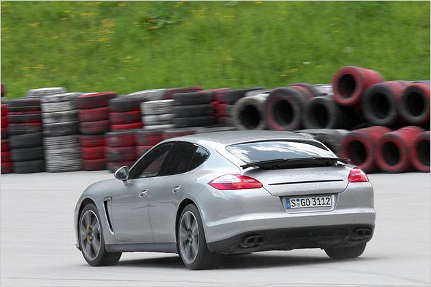 Der GTS sprintet in 4,5 Sekunden auf Tempo 100