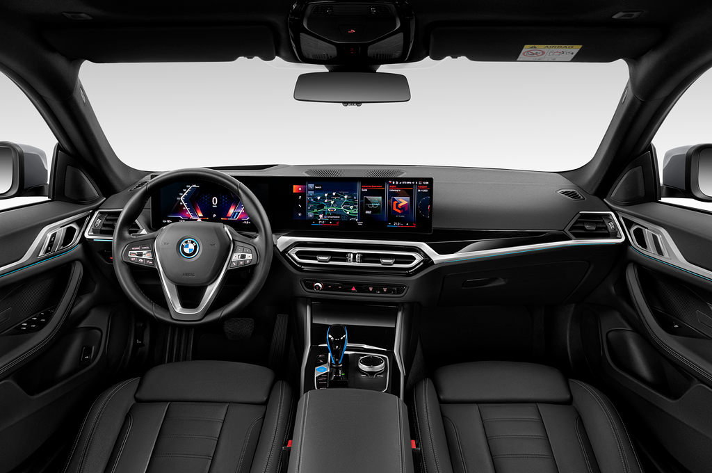 BMW i4 Gran Coupe (Baujahr 2022) Serie 5 Türen Cockpit und Innenraum