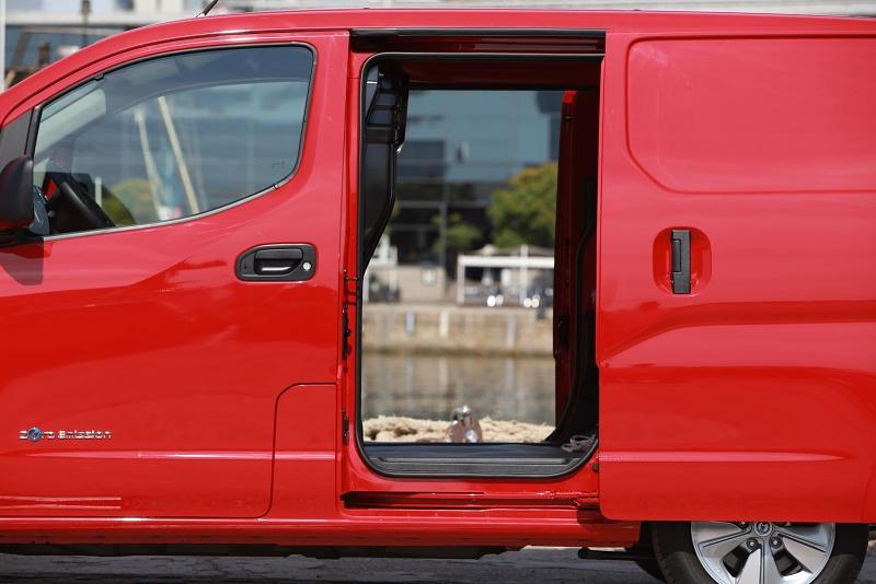 Der Nissan e-NV200 verfügt über zwei seitliche Schiebetüren