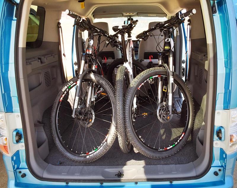 Im Laderaum des Nissan e-NV200 ist Platz für drei voll montierte Mountainbikes