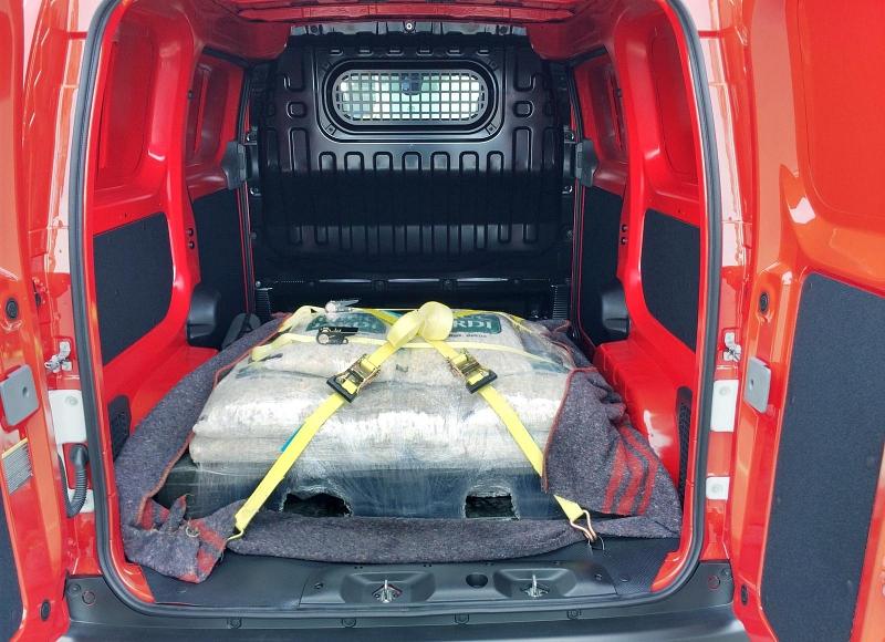 Im Laderaum des Nissan e-NV200 ist Platz für zwei Euro-Paletten