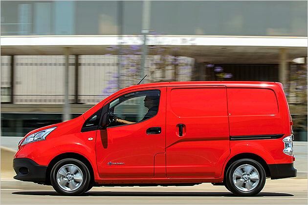 Mit 4,56 Meter ist das Auto 16 Zentimeter länger als die Normalversion. Der Grund: Das höhere Gewicht erfordert eine längere Knautschzone