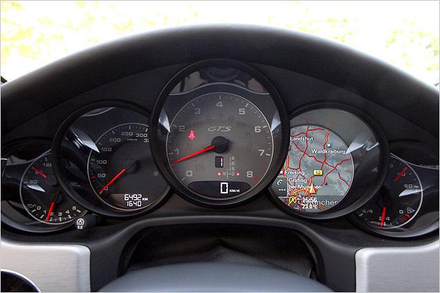 Typisch Porsche: Mittiger Drehzahlmesser. Das Display daneben zeigt in diesem Beispiel die Navi-Karte