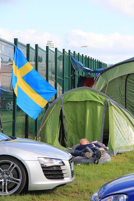 Ein Audi R8-Brite ruht unter fremder (schwedischer) Flagge.