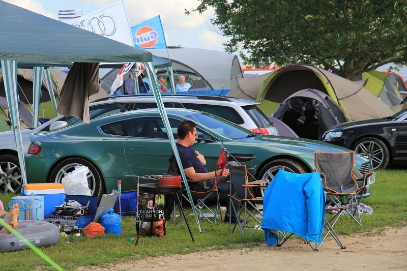 Grill, Zelt und Aston Martin - was will Mann mehr?
