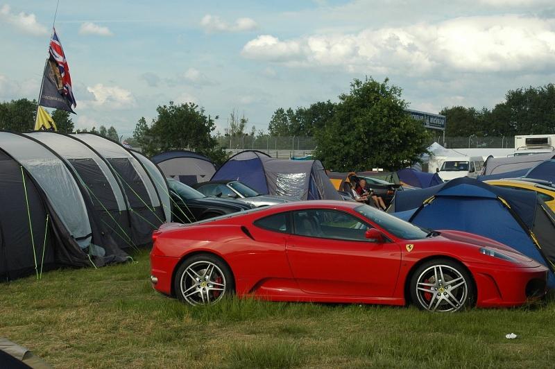 Auch Ferrarifahrer schlafen in Igluzelten.
