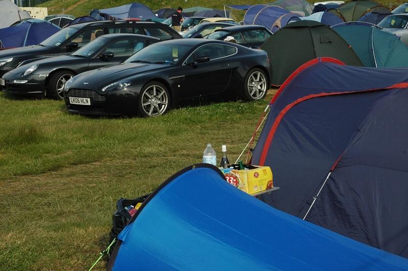 Luxusautos und Camping - es geht.
