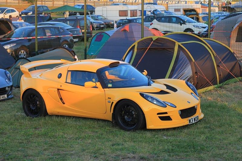 Ein schicker Lotus Exige in der Zeltstadt.