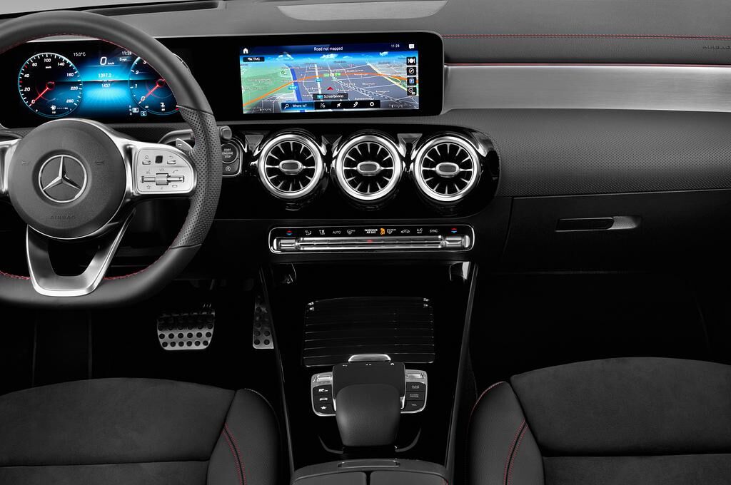 Mercedes CLA Shooting Brake (Baujahr 2020) - 5 Türen Mittelkonsole