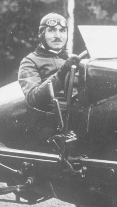 Carl Jörns am Steuer eines 260 PS 12,3 Liter Opel-Rennwagens von 1914.